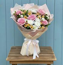 Букет цветов из:  Гвоздики, Орхидеи и Розы #REPLACE_PRED# Новолуговом