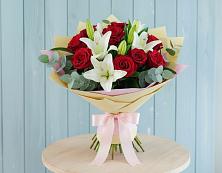 Букет цветов из:  Лилии и Розы в Новолуговом