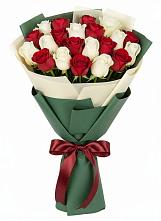 Букет Микс из красных и белых роз в Новолуговом
