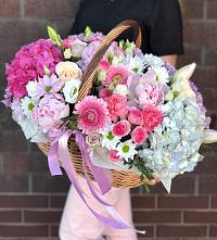 Композиция солнечный день в Новолуговом Цветочная композиция из Розы, Хризантемы, Пионы и Лизиантусы в корзине в Новолуговом