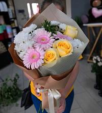 Букет цветов из:  Герберы, Розы и Хризантемы в Новолуговом