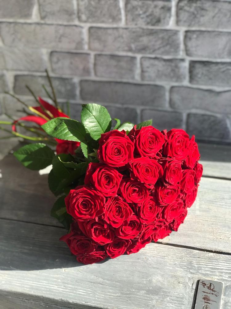 Букет Красные розы Фридом в Новолуговом