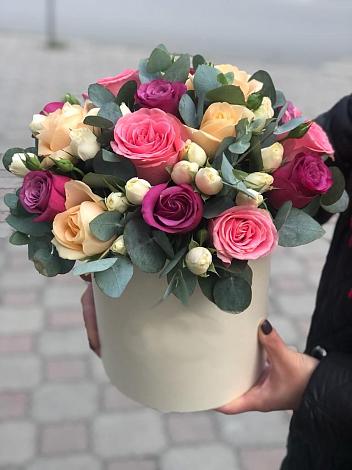 Цветочная композиция из Розы в шляпной коробке в Новолуговом