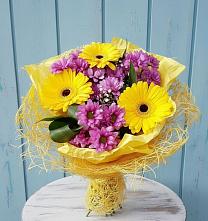 Букет цветов из:  Хризантемы и Герберы в Новолуговом