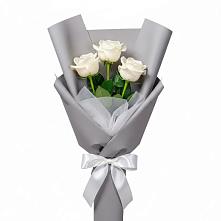 Букет 3 белые розы в Новолуговом