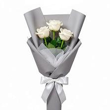 Букет 3 белые розы в Новолуговом