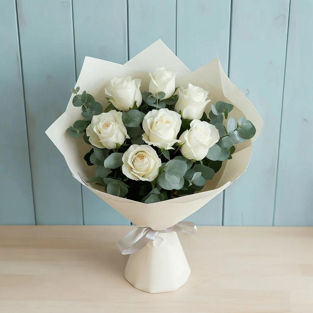 Букет Белые розы в Эвкалипте в Новолуговом