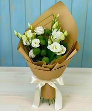 Букет цветов из:  Хризантемы и Лизиантусы в Новолуговом