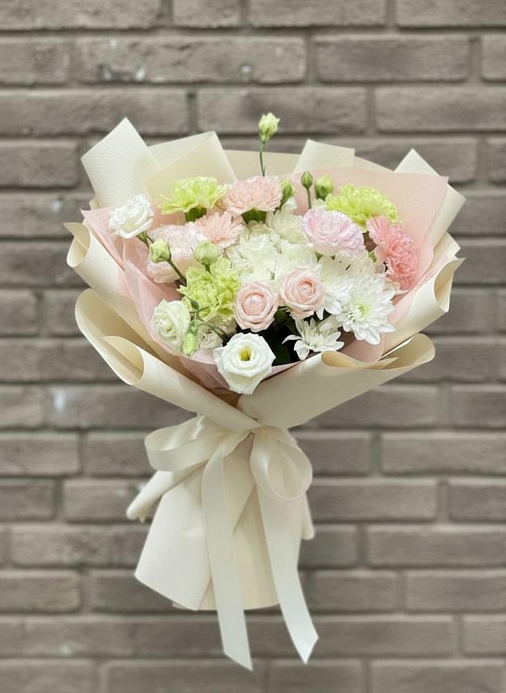 Букет цветов из: Гвоздики, Розы, Лизиантусы и Хризантемы в Новолуговом