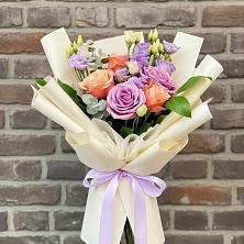 Букет цветов из:  Лизиантусы и Розы в Новолуговом