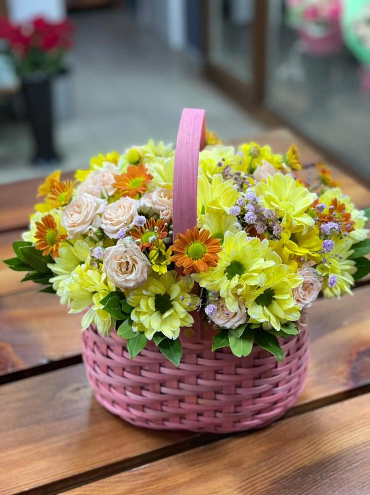 Цветочная композиция из Хризантемы и Розы в корзине в Новолуговом