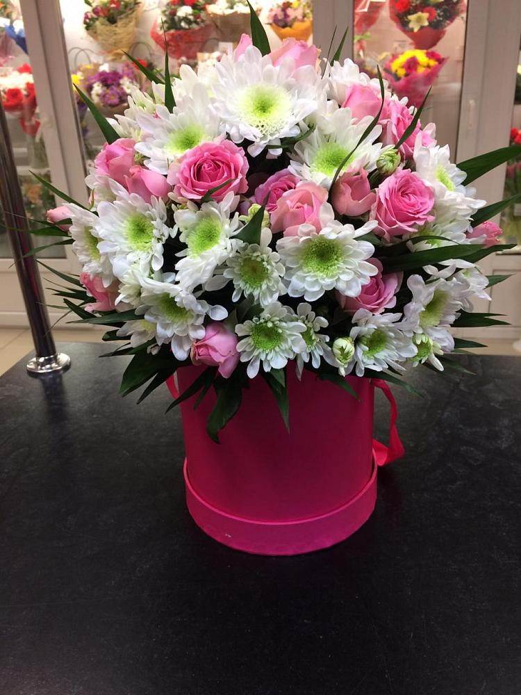 Цветочная композиция из Розы и Хризантемы в шляпной коробке в Новолуговом