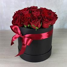 Цветочная композиция из Розы в шляпной коробке в Новолуговом