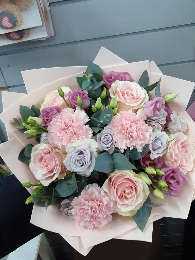 Букет цветов из: Розы, Гвоздики и Лизиантусы в Новолуговом