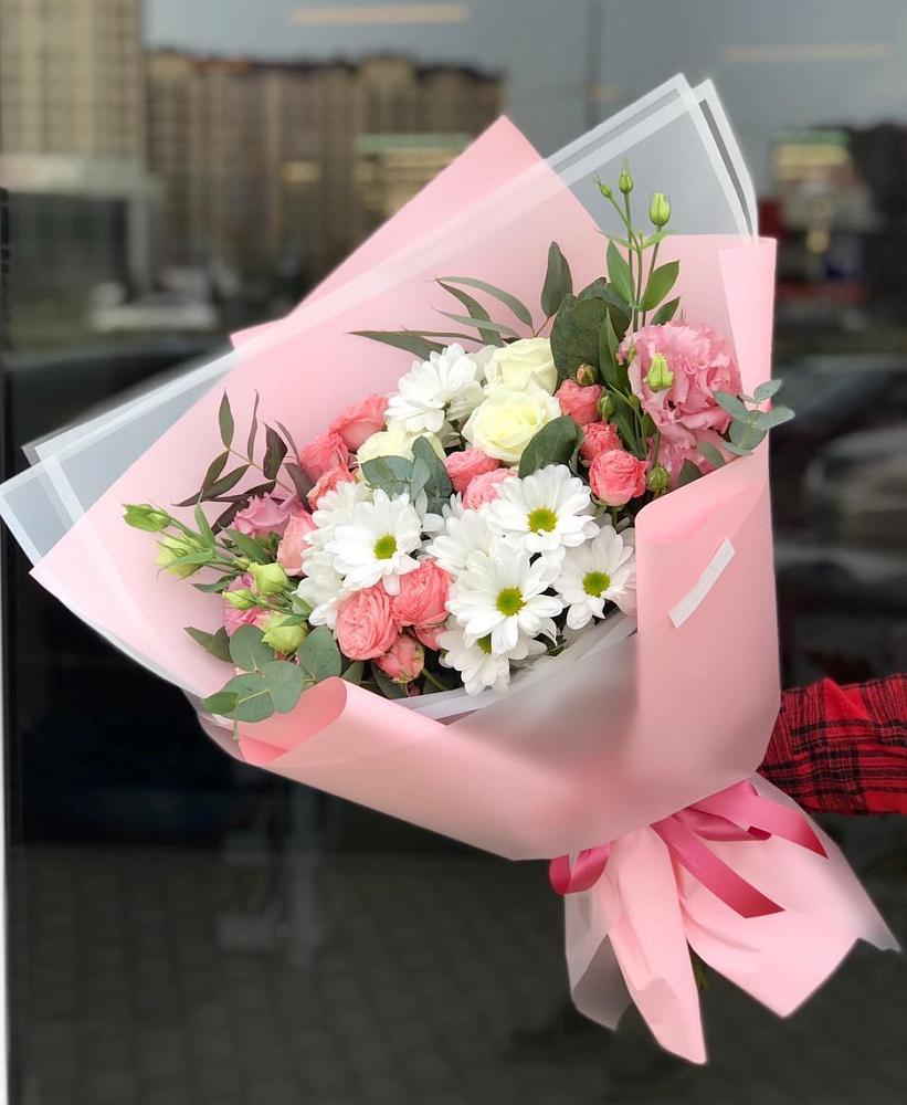 Букет нежный в Новолуговом Букет цветов из: Розы, Лизиантусы и Хризантемы в Новолуговом