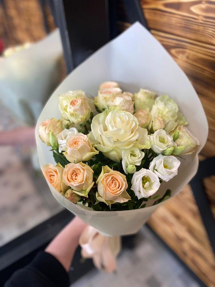 Букет цветов из: Розы и Лизиантусы в Новолуговом